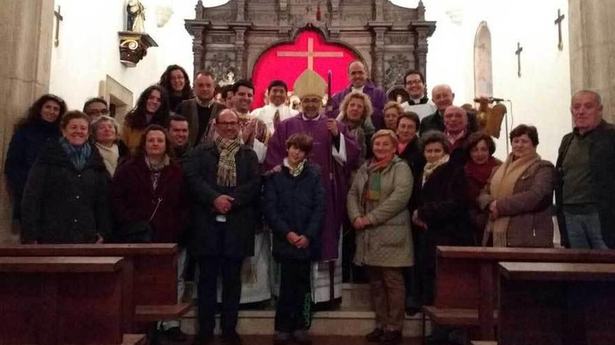 El arzobispo de Oviedo, Jesús Sanz, con los vecinos, en la iglesia villaviciosina de Sietes, ayer.