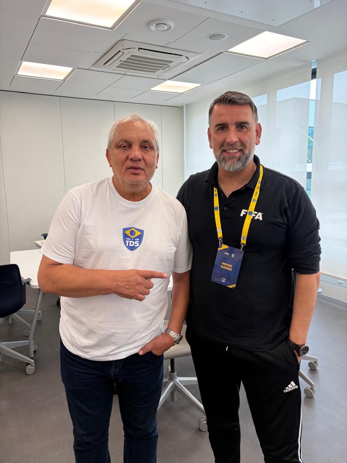 Miguel Alonso (derecha) junto al exfutbolista y actual coordinador de base de la CBF, Claudio «Branco»