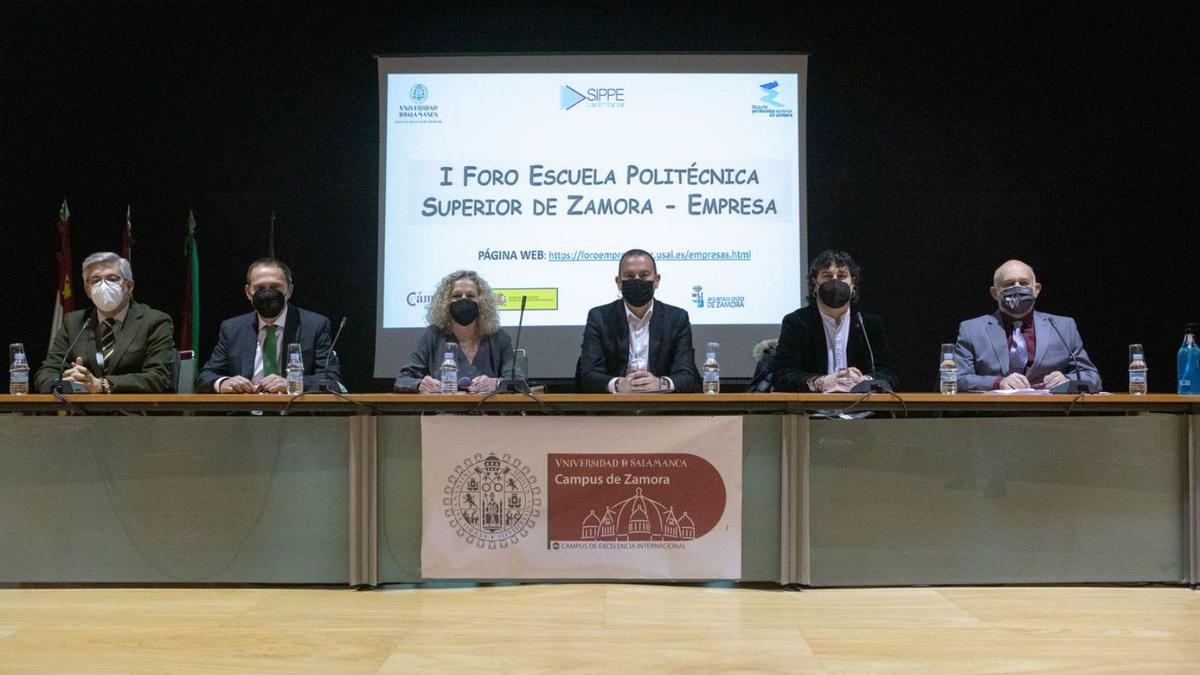 Representantes de la Politécnica, la USAL y organismos zamoranos, en la mesa principal del foro.