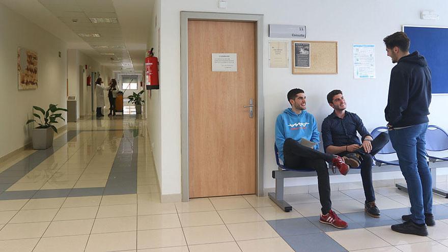 Varios jóvenes esperan para ser atendidos en el centro de salud de El Cónsul.