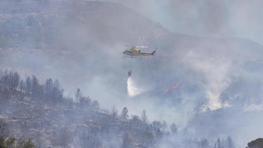 Los bomberos dan por estabilizado el incendio de Barxeta y confirman que su evolución es &quot;favorable&quot;