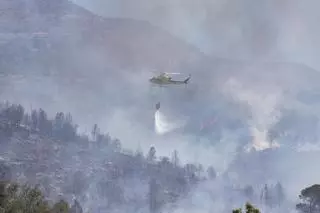 Así han actuado los medios aéreos en el incendio de Barxeta