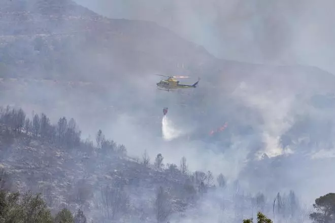 Así han actuado los medios aéreos en el incendio de Barxeta