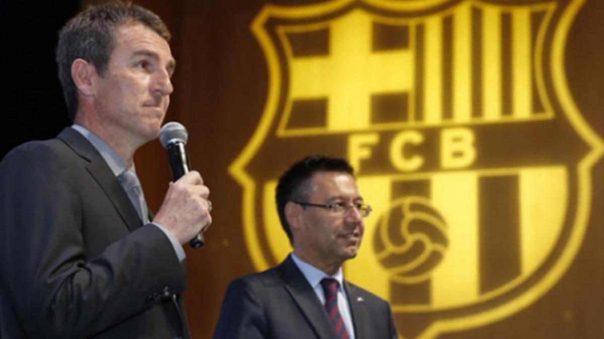Robert Fernández, secretario técnico del Barça, junto al presidente del club Josep Maria Bartomeu