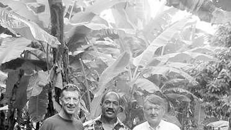 Juan Feliz, a la izquierda, junto al regidor de Esmeraldas, Ernesto Estupiñán, y el ingeniero español Antonio Marraco.