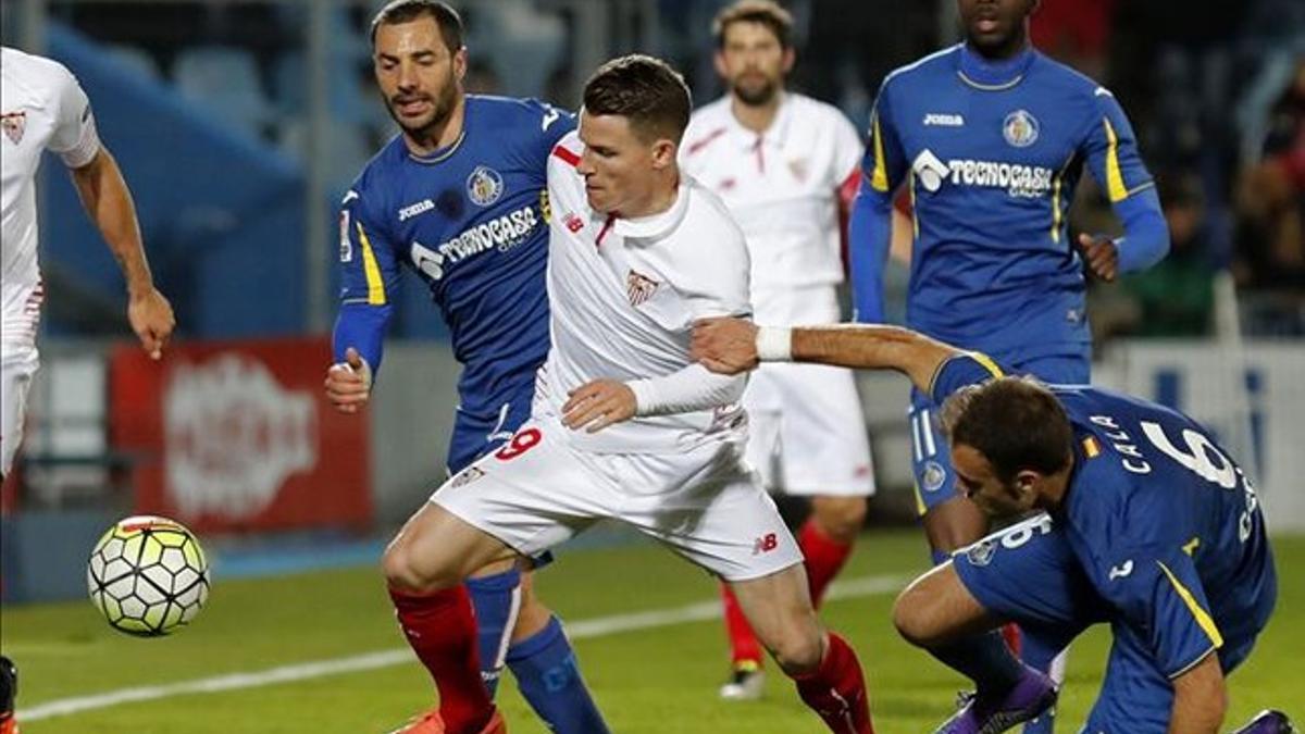 El sevillista Gameiro, bien sujetado por la defensa