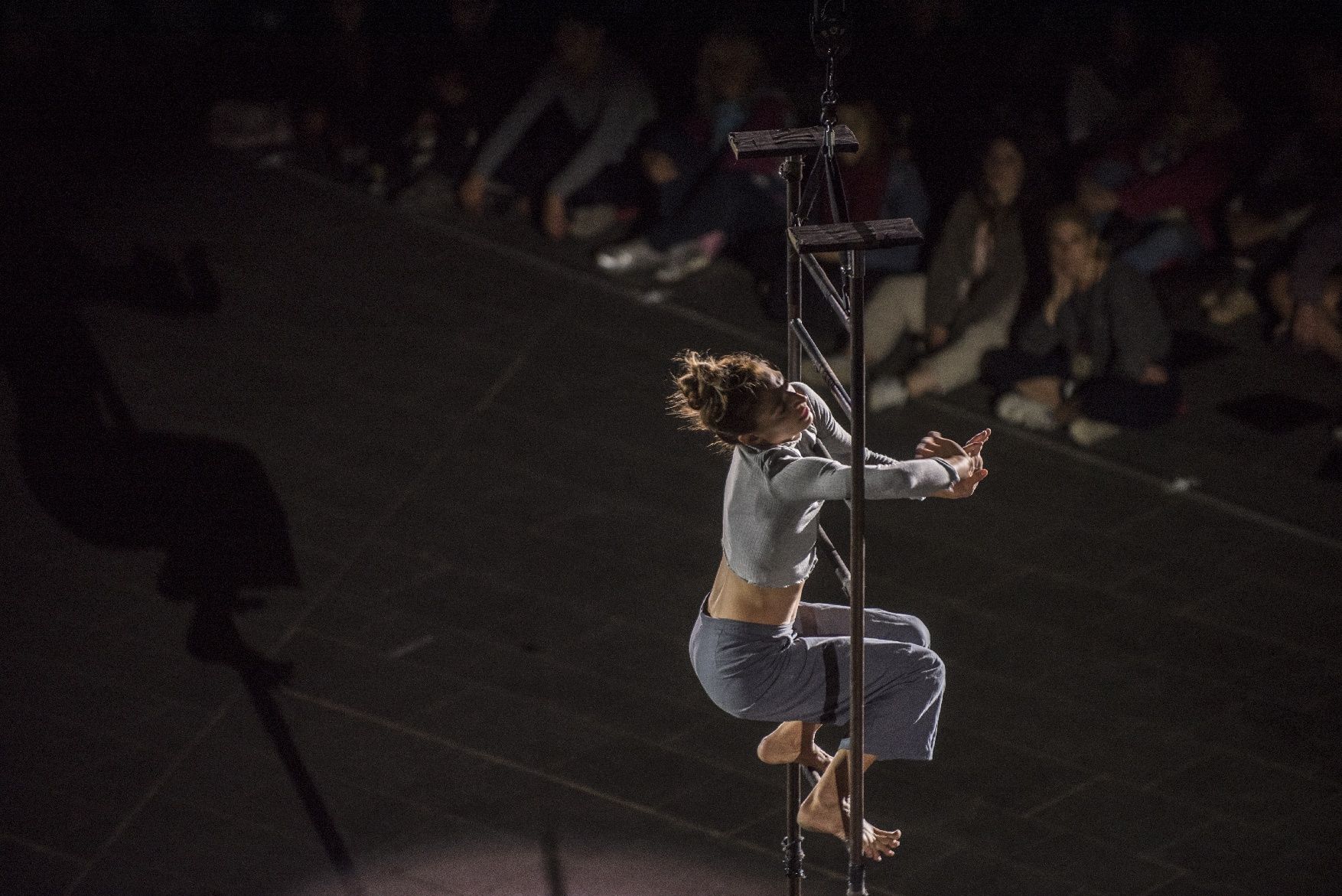 Expectació a plaça Major per veure l'espectacle inaugural de la Fira Mediterrània de Manresa