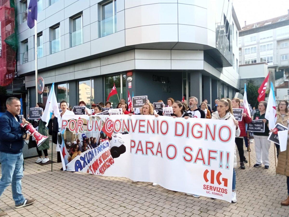 Protesta de trabajadoras de ayuda en el hogar en Miño.