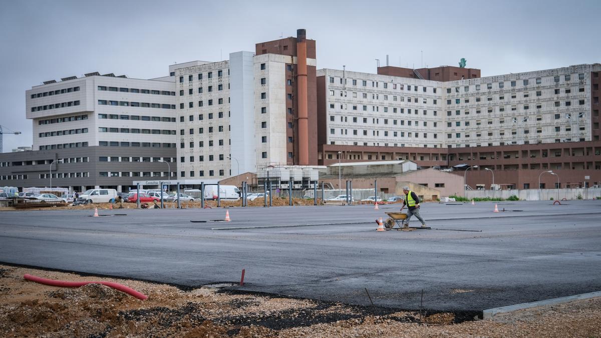 El nuevo aparcamiento oeste del Hospital Universitario de Badajoz, con la explanada ya ejecutada y la primera capa de asfalto echada.