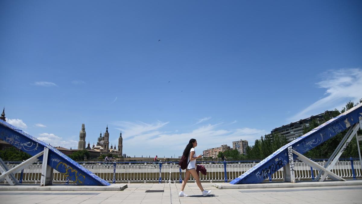 El puente de Hierro une las dos márgenes del Ebro a la altura de Tenerías y el barrio Jesús.