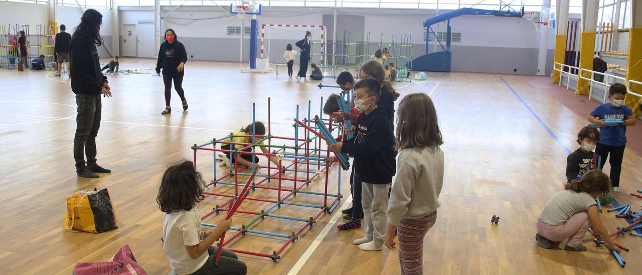 Participantes en 'Silleda, a vila do mañá', ayer, en el pabellón.