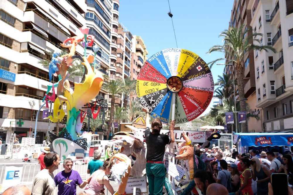 La mascletà de la pirotecnia valenciana Fuegos Artificiales del Mediterráneo hace retumbar la emblemática plaza con un disparo compacto con un potente final terrestre y aéreo