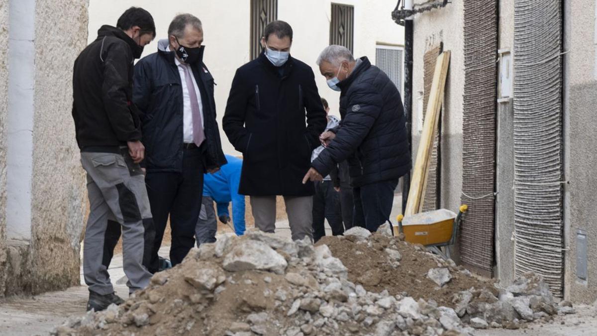 El presidente de la Diputación, José Martí, y el diputado Ximo Huguet visitaron las obras junto al alcalde, Augusto Solsona.