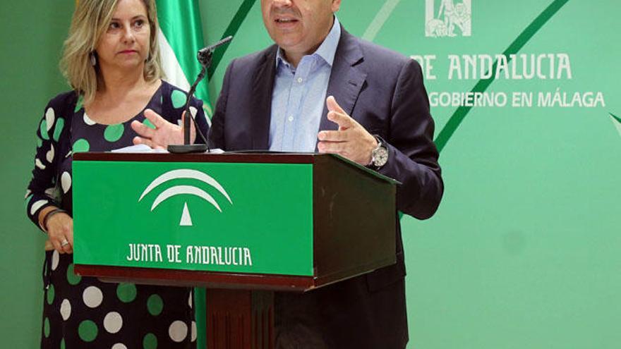 Begoña Tundidor y el delegado de la Junta en Málaga, José Luis Ruiz Espejo.