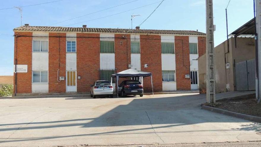 Edificio en cuya parte trasera se ubican las antiguas escuelas y donde se construye el velatorio.