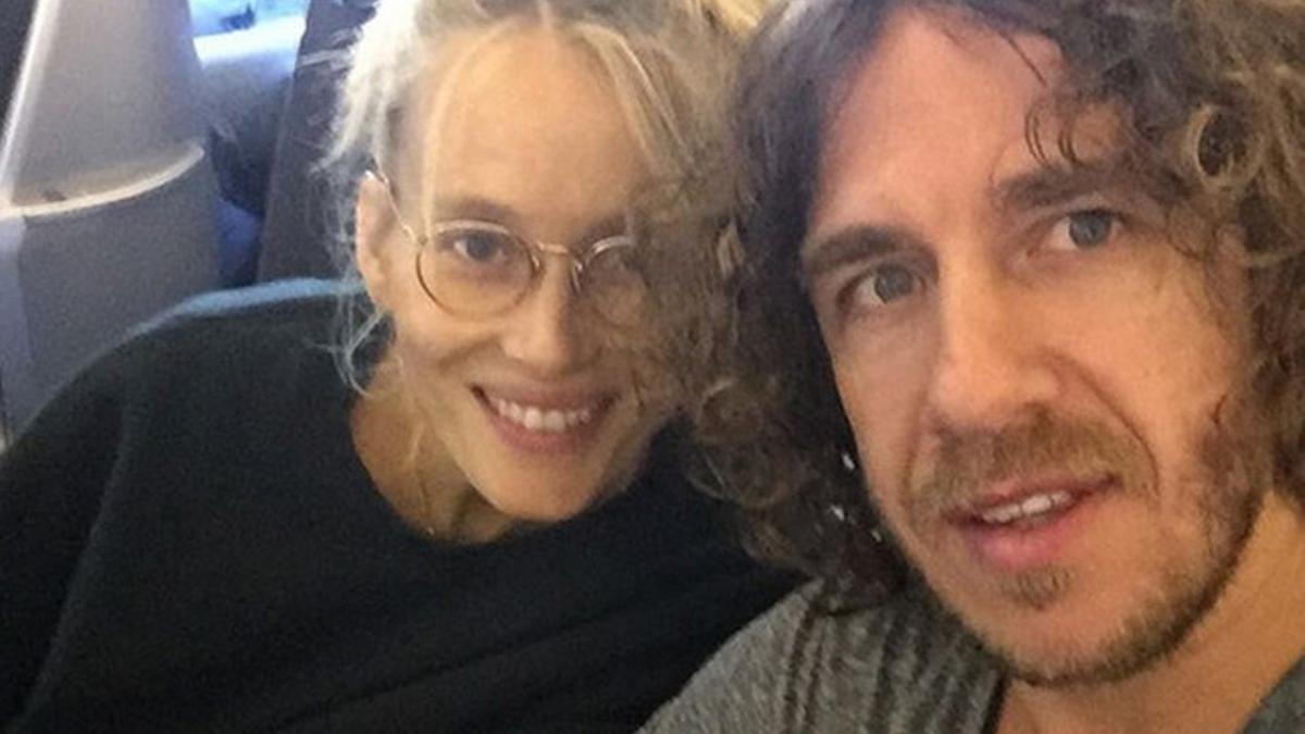 Carles Puyol y Vanessa Lorenzo, en el avión