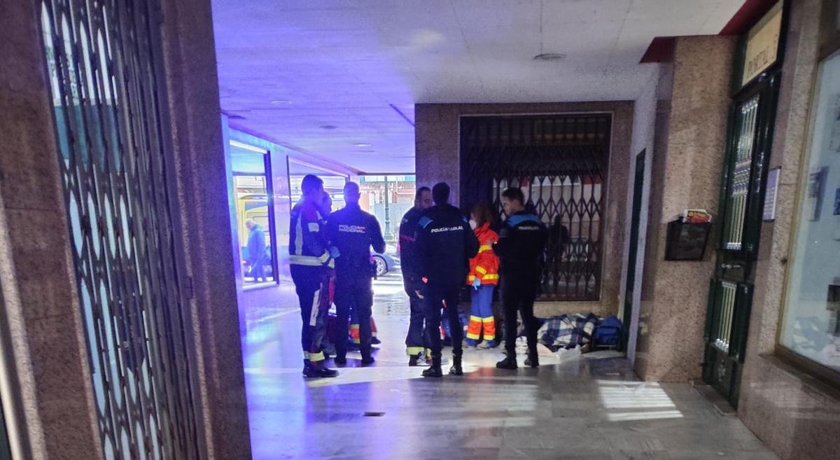 El dispositivo de atención al hombre sin hogar aparecido en una galería comercial de Vilagarcía.