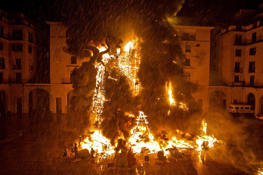 Alicante se rinde al fuego en su noche grande con la Cremà.