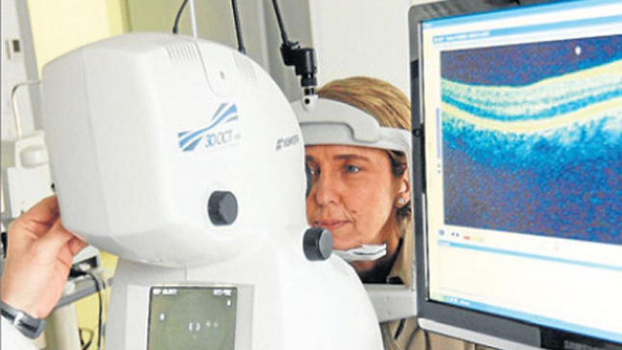 Una paciente durante una revisión ocular