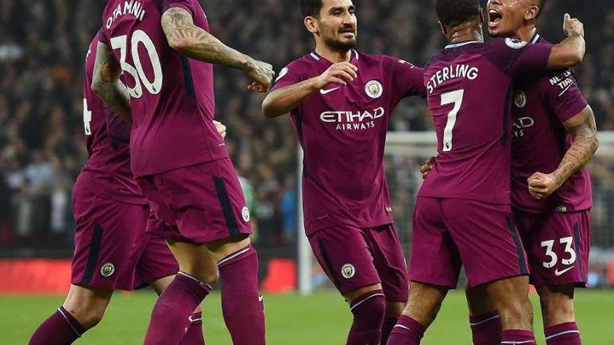 Los jugadores del City festejan el gol de Gabriel Jesús. // Reuters