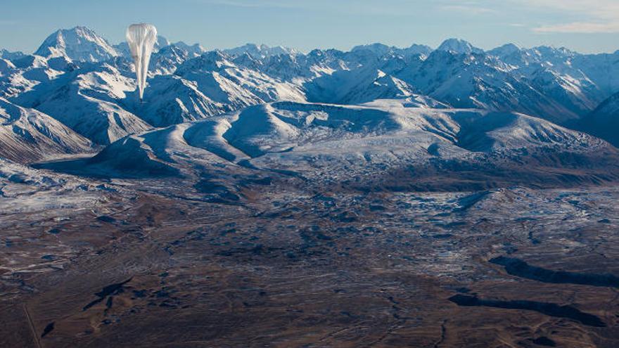 Uno de los globos del proyecto Loon sobrevolando Nueva Zelanda.