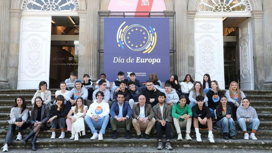 Jóvenes y voluntarios junto a Luis López y Javier Tourís.