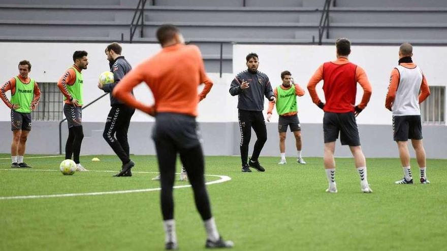 Entrenamiento del Pontevedra en el campo de A Seca, en Poio. // Gustavo Santos