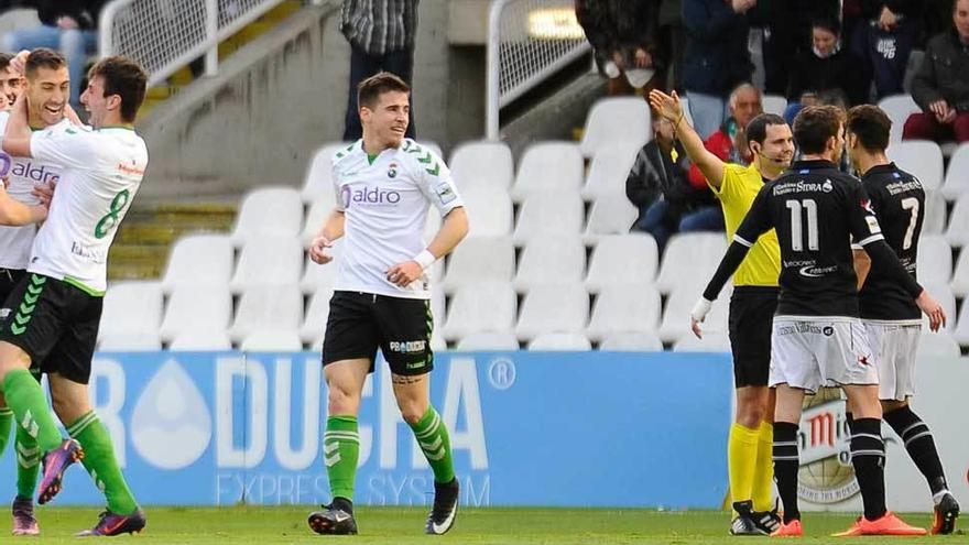 Los jugadores del Racing celebran el gol mientras los asturianos reclaman al árbitro.