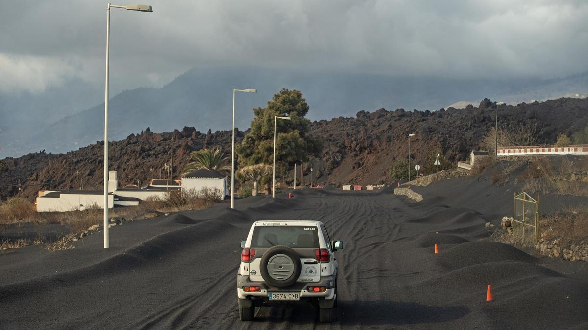 La ceniza del volcán de Cumbre Vieja cubre la zona turística de la localidad de Puerto Naos.