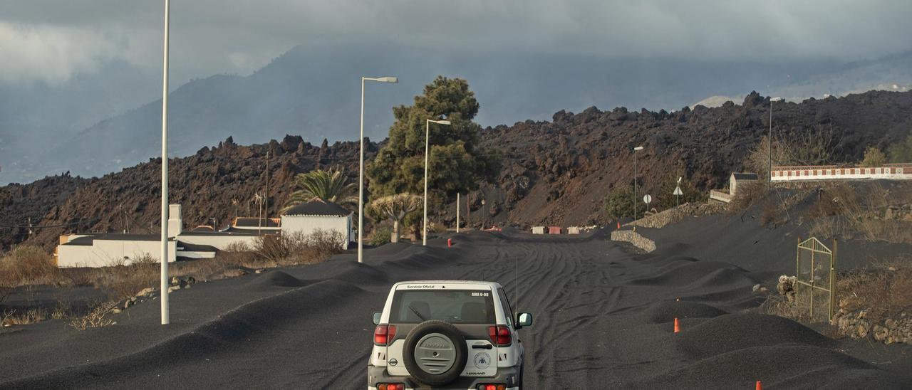 La ceniza del volcán de Cumbre Vieja cubre la zona turística de la localidad de Puerto Naos.