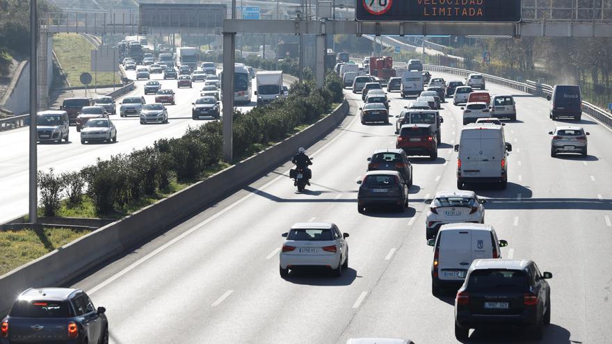 Un operario halla a un motorista muerto en los carriles centrales de una carretera de Madrid