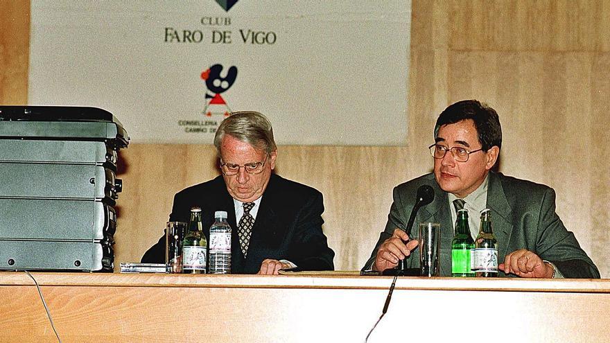 Halffter (izq.) y el periodista y crítico Guillermo García-Alcalde en el Club FARO, el 9 de marzo de 1998. |   // R.G.