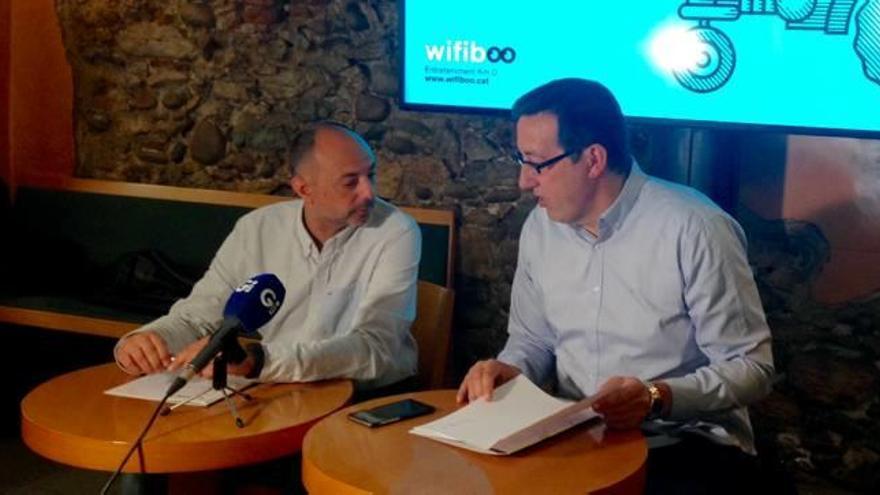 Albert Batchellí, a l&#039;esquerra, va presentar el projecte de Wifiboo a la primavera.