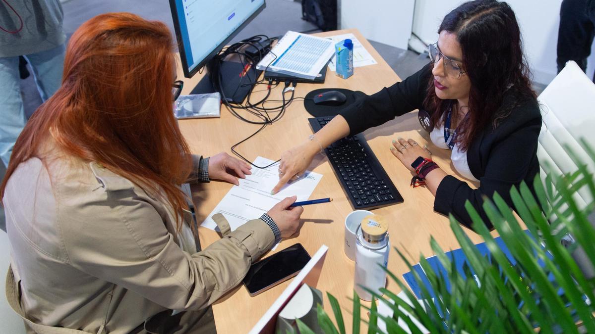 Dos personas en una oficina
