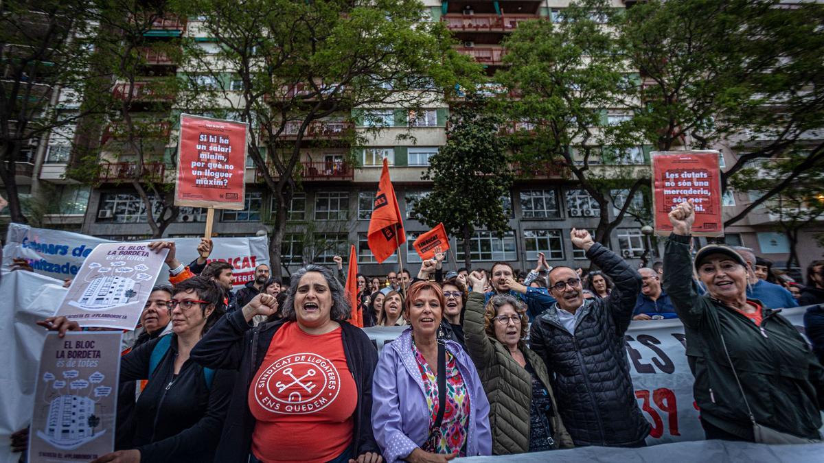 Los vecinos de Tarragona 84 avisan con pancartas a los turistas del daño que causan