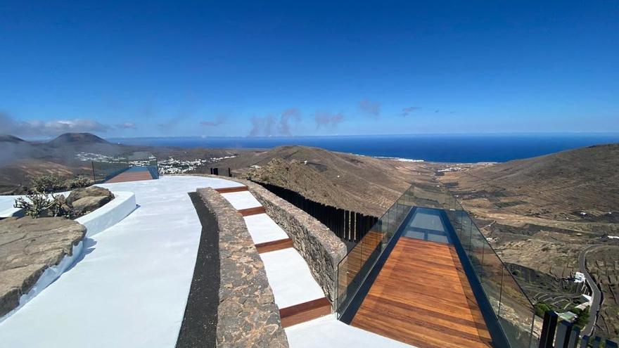 Vista de las dos pasarelas que se han instalado en el Mirador de Haría.