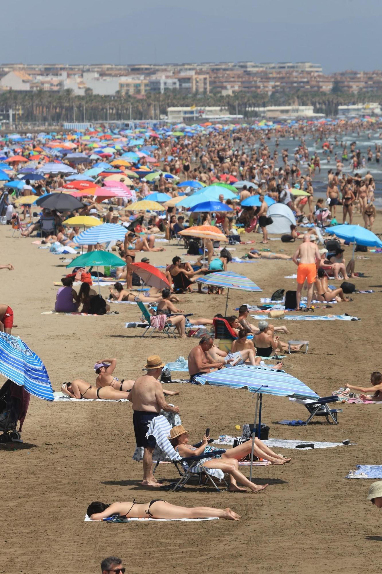 Lleno en la playa de València en un domingo con más de 30 grados