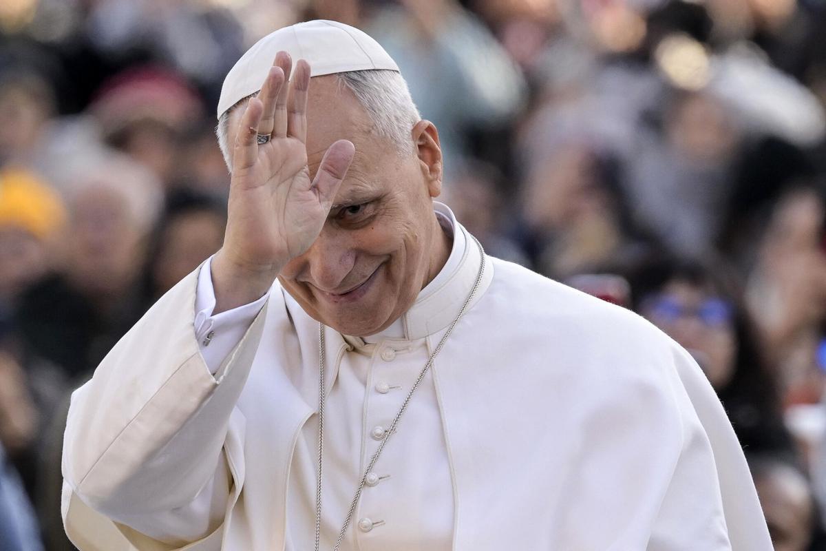 El papa León XIV, este miércoles, saluda a los fieles congregados en la plaza de San Pedro del Vaticano.