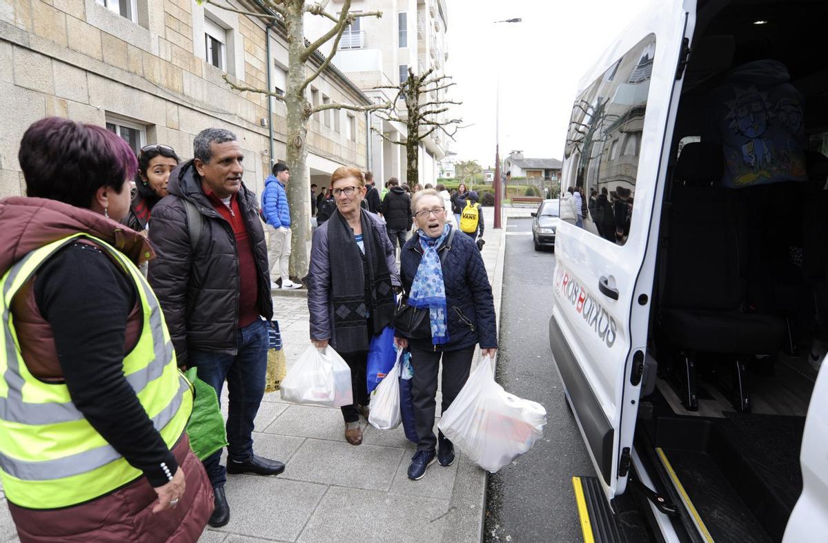Vecinos de Zobra toman el autobús  compartido con alumnado del IES Laxeiro. | BERNABÉ/JAVIER LALÍN