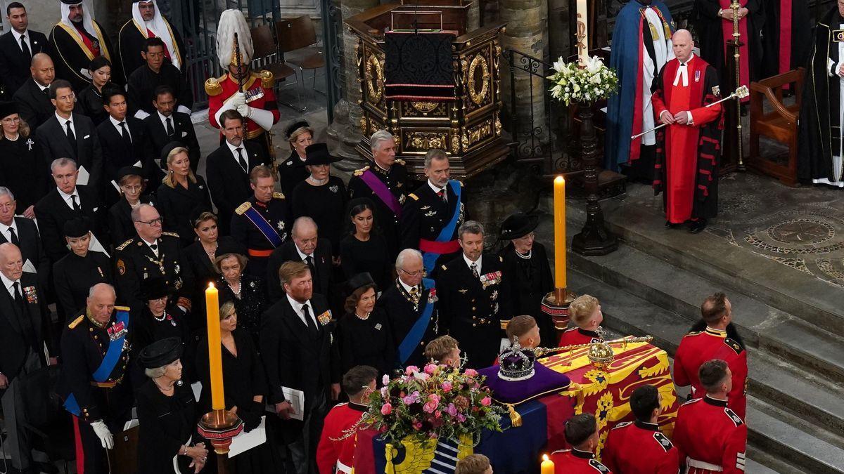 El rey emérito sigue el funeral en Westminster sentado entre la reina Letizia y la reina Sofía