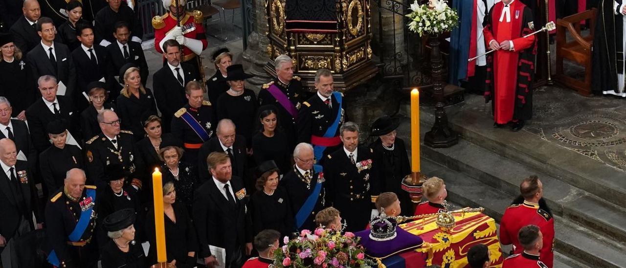 El rey emérito sigue el funeral en Westminster sentado entre la reina Letizia y la reina Sofía