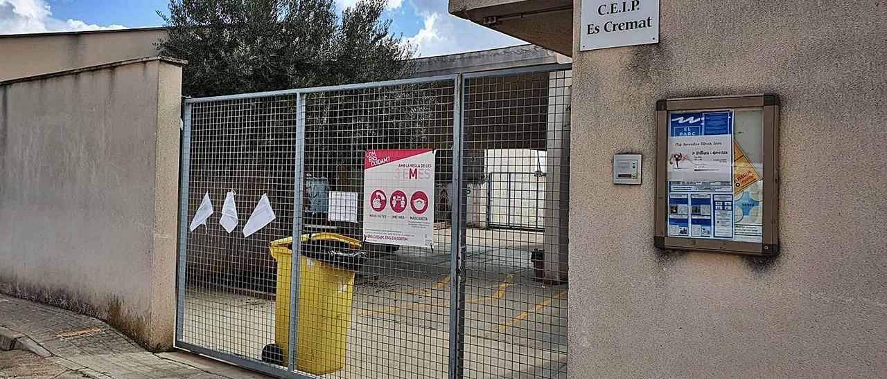 Uno de los accesos del CEIP Es Cremat que conducen al patio donde se celebrará la fiesta. | R.F.