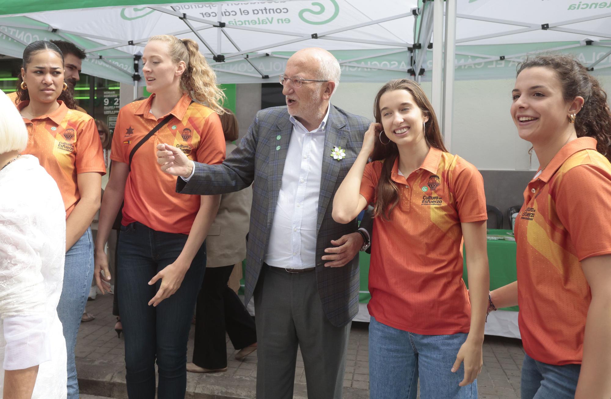 Mesa de cuestación contra el cáncer con Valencia Basket, Juan Roig y Hortensia Herrero