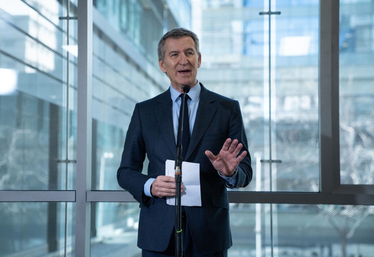 El presidente del PP, Alberto Núñez Feijóo, ofrece declaraciones a los medios durante su visita a la sede de la empresa Isdin en Barcelona.