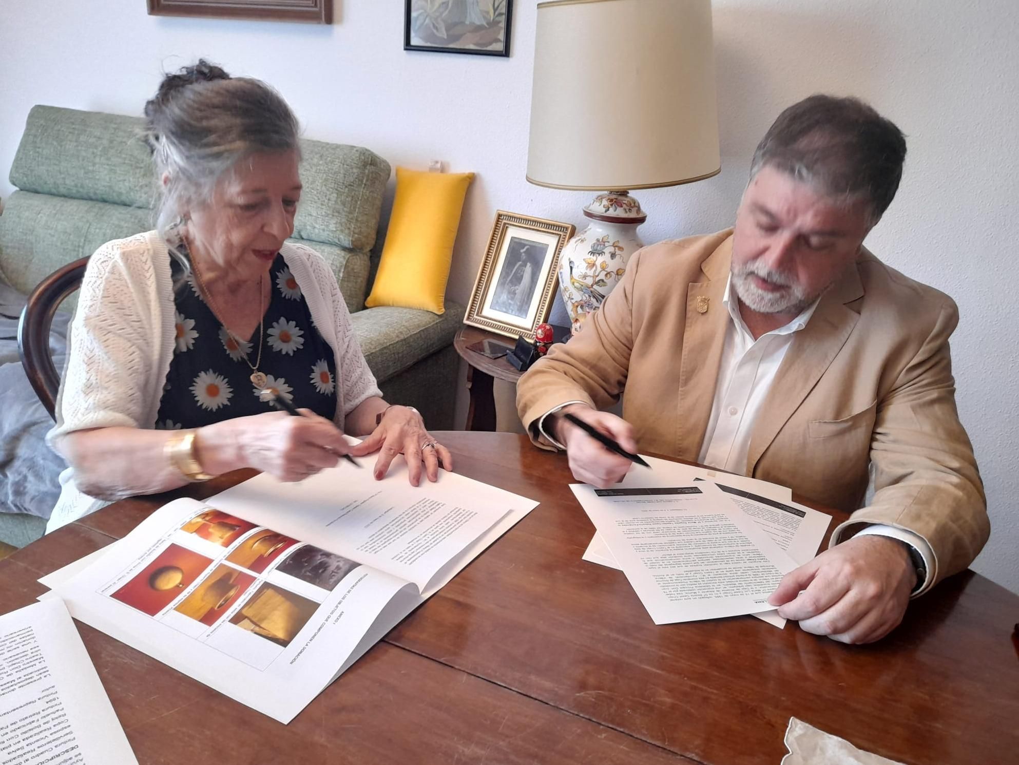 La bisnieta de Chapí y el alcalde de Villena firmando la donación.