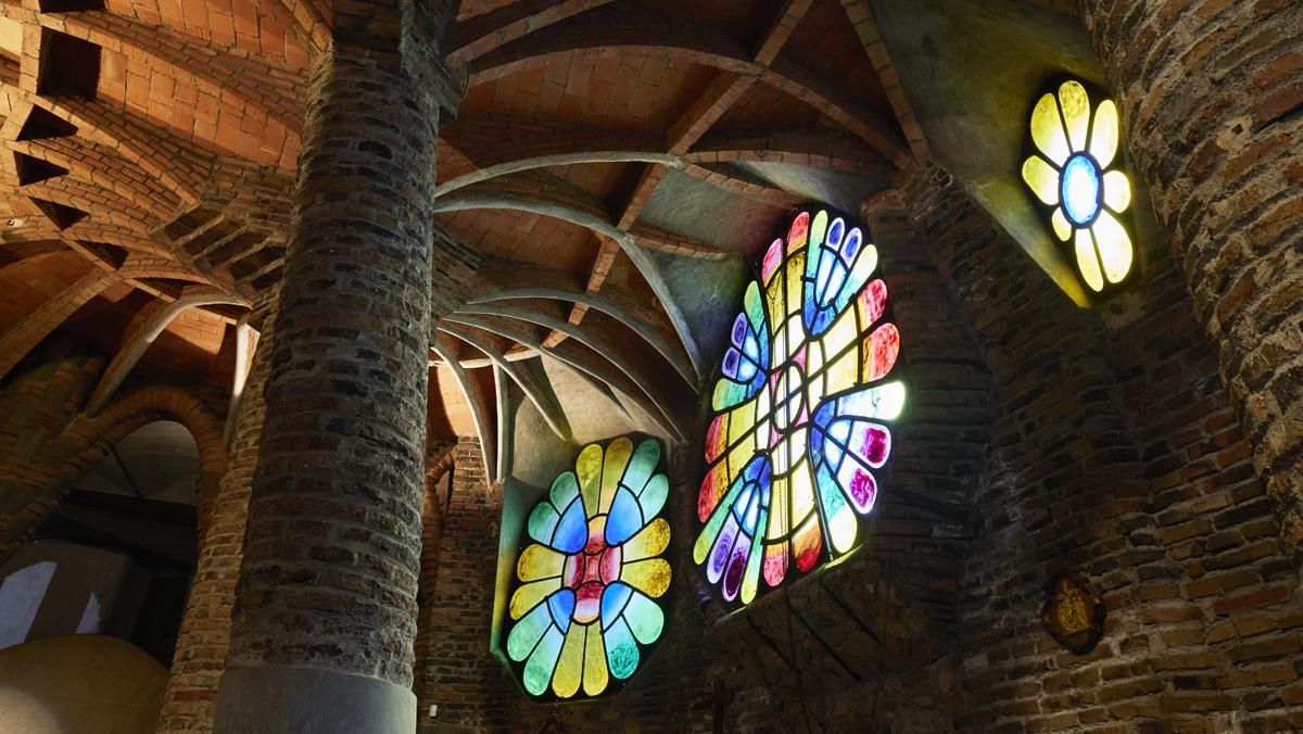Admirar la Cripta Gaudí en la Colonia Güell