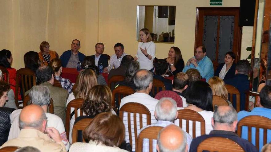 La presidenta del Congreso, Ana Pastor, en un acto en Bueu junto a Manuel Freire; el presidente del PP de Pontevedra, Alfonso Rueda; y el conselleiro de Facenda de la Xunta, Valeriano Martínez. // G.Núñez