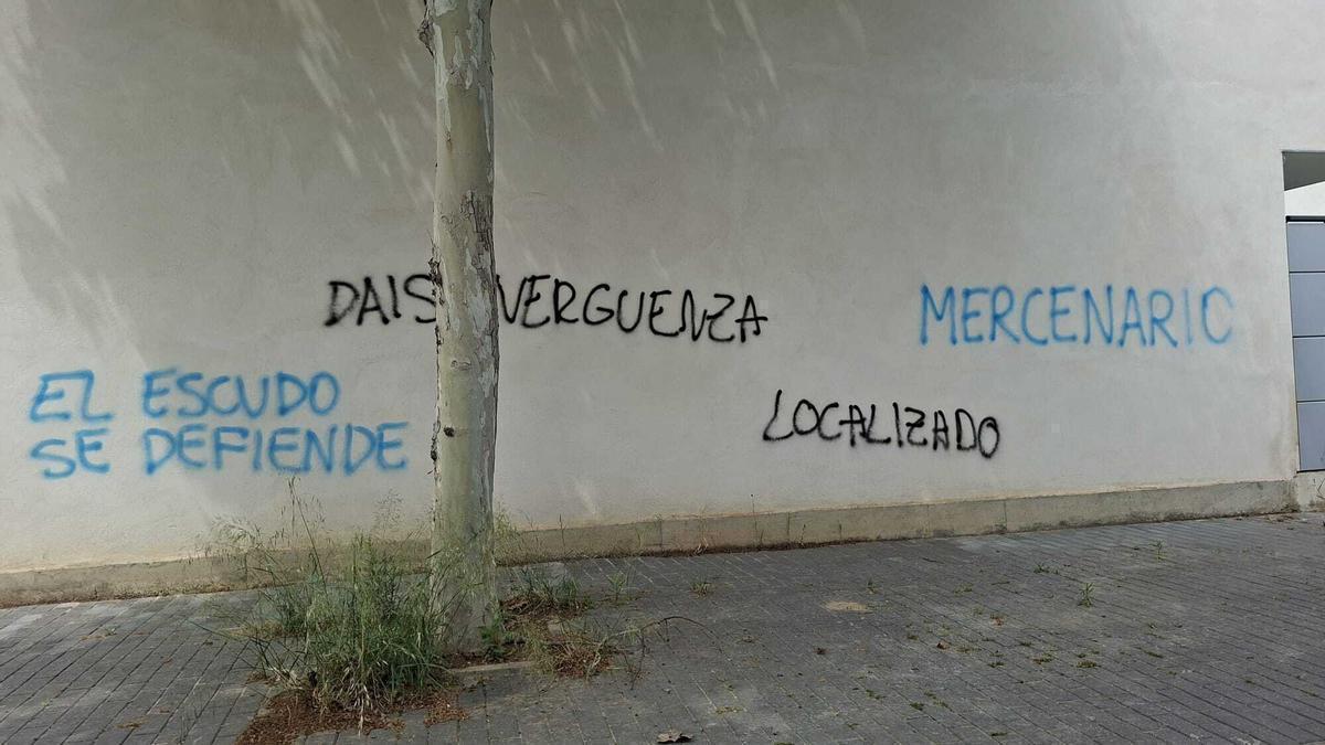Pintadas en la puerta de El Yamiq, jugador del Real Zaragoza.