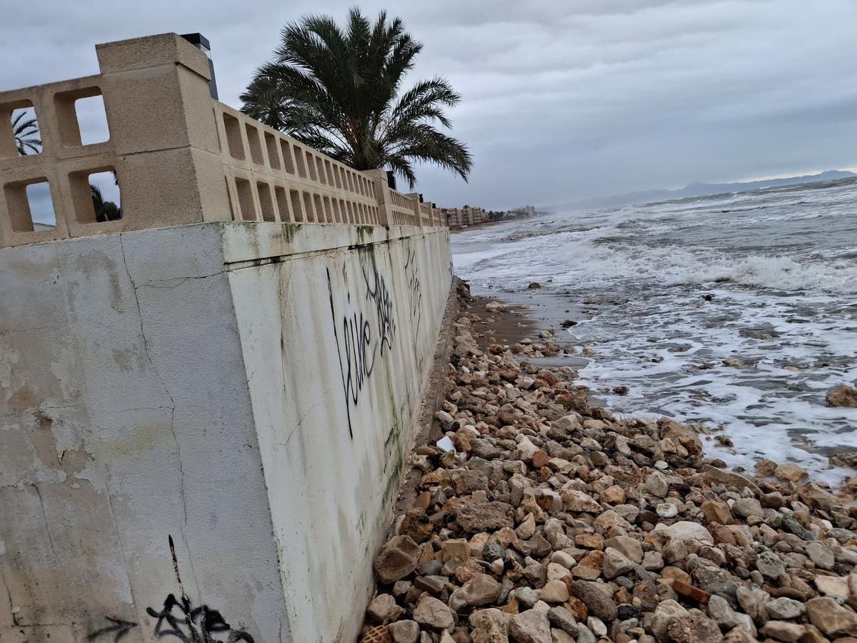 El estropicio del temporal Harry en las playas de Dénia y Xàbia (imágenes)