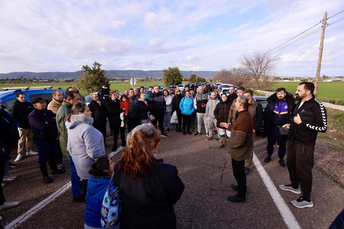 Multitud de vecinos de la zona del aeropuerto esperan su turno para ser realojados, o simplemente acceder unos minutos a sus viviendas.